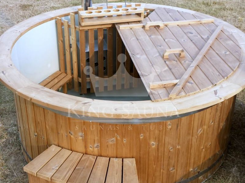 Bain nordique Thermowood avec coque en plastique pour 6 personnes Bain nordique Thermowood avec coque en plastique pour 6 personnes